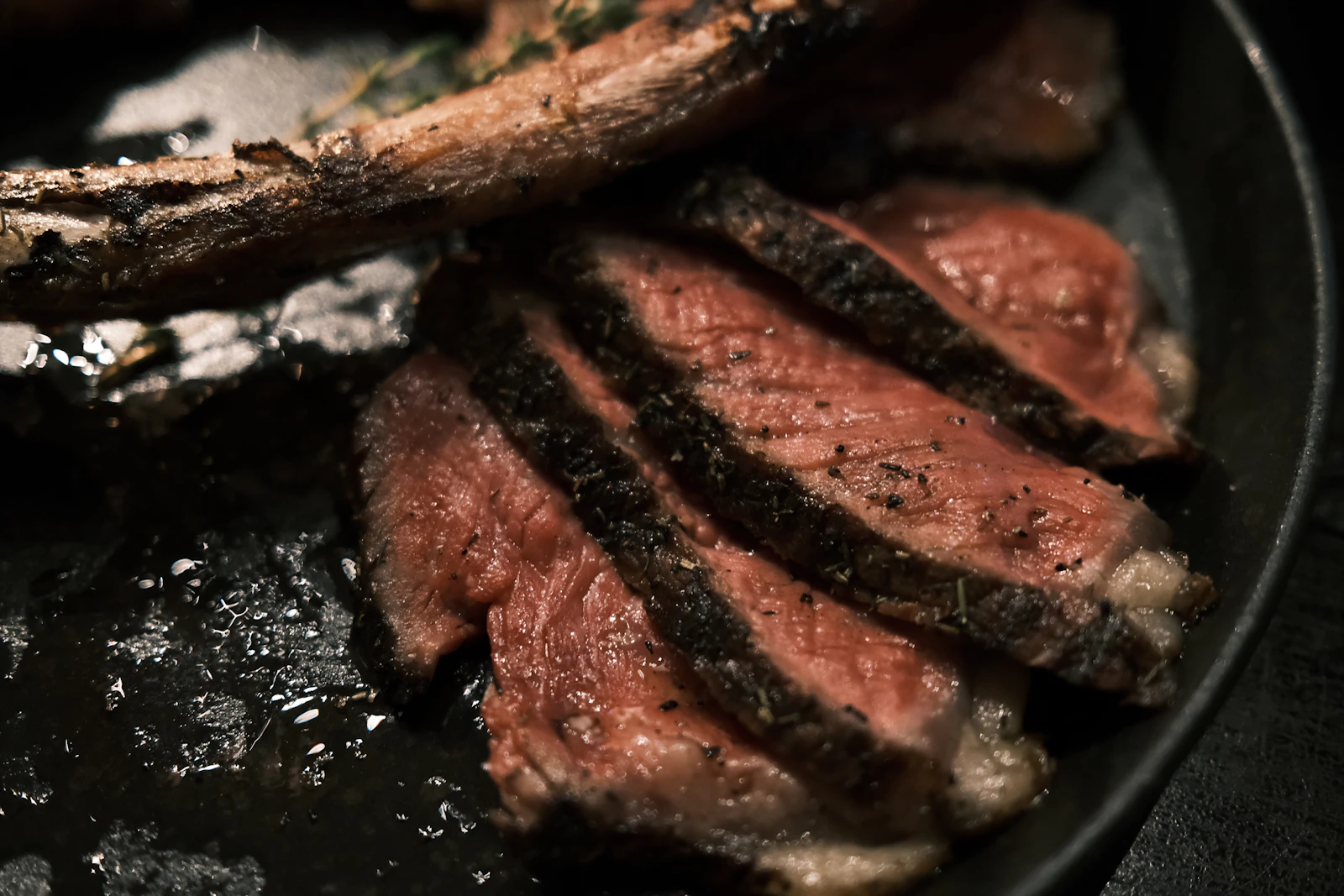 Carne a la brasa cortada en lonchas