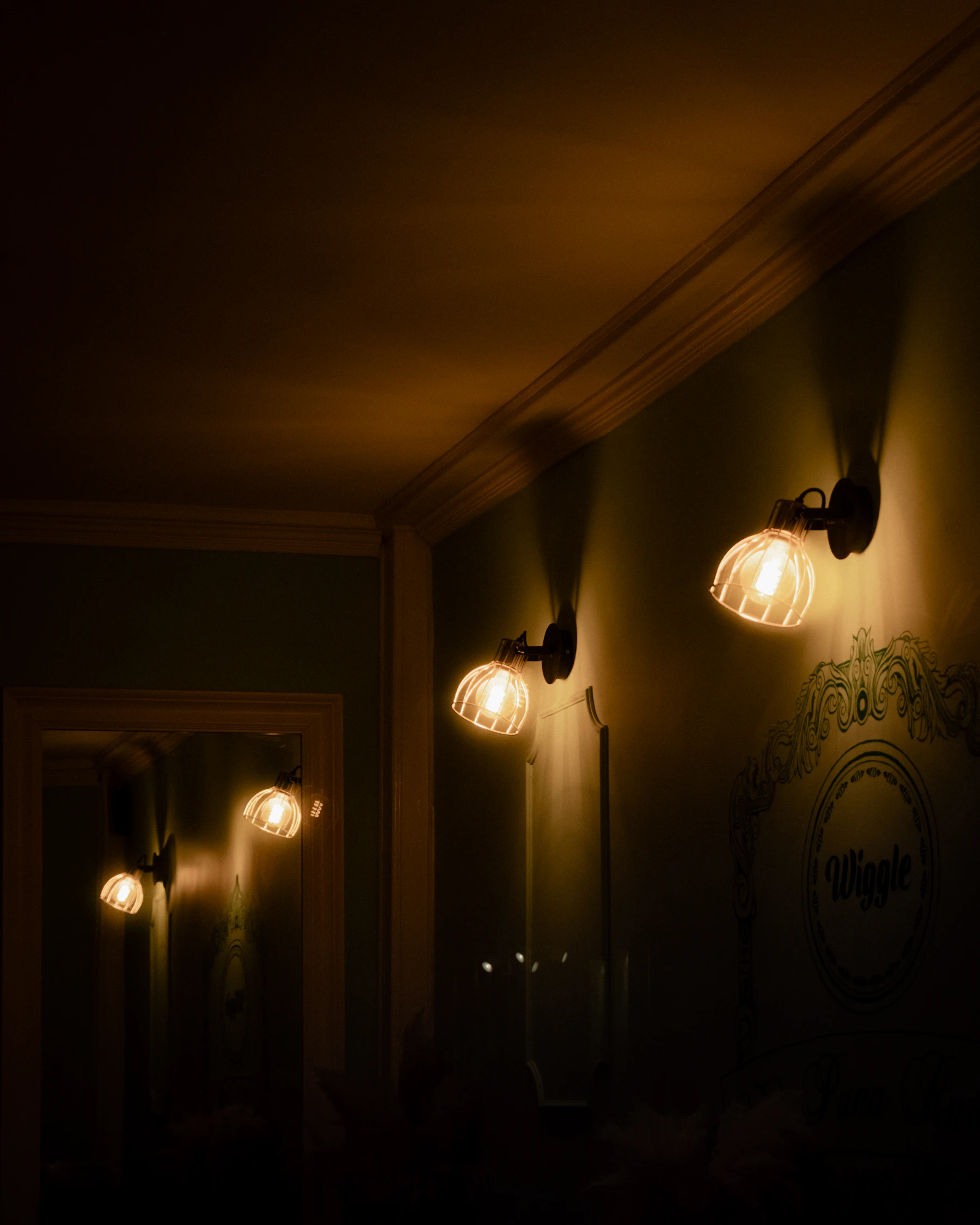 Sala de restaurante con luz cálida
